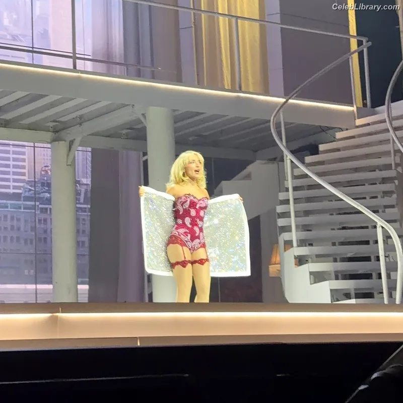 Sabrina Carpenter photo 19 of 6403