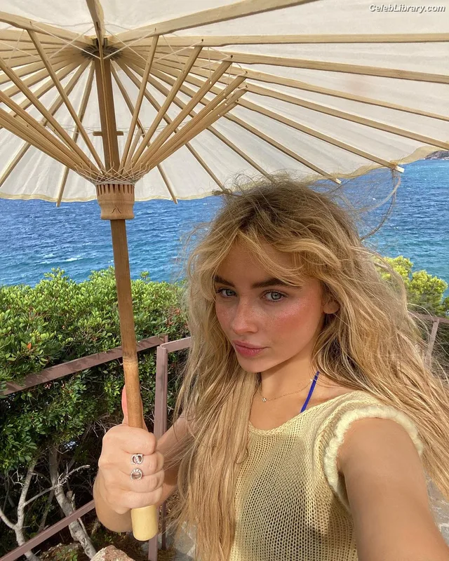 Sabrina Carpenter photo 12 of 6403