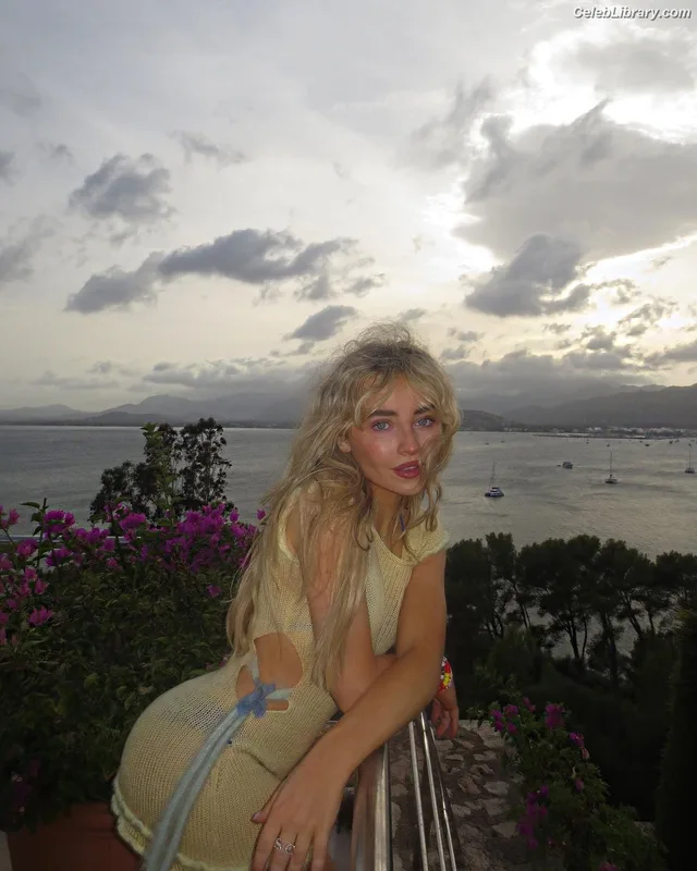 Sabrina Carpenter photo 15 of 6403