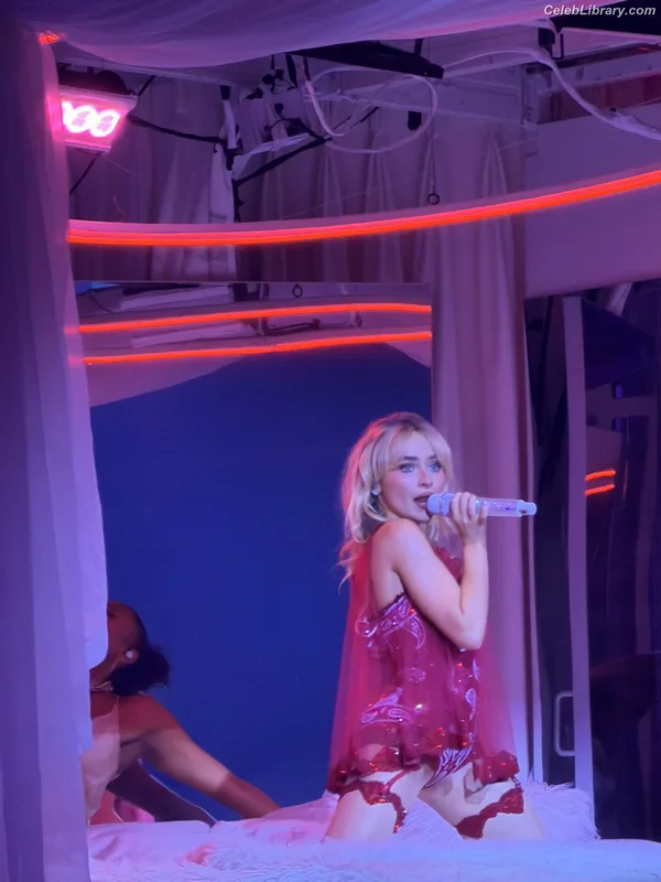 Sabrina Carpenter photo 16 of 6403