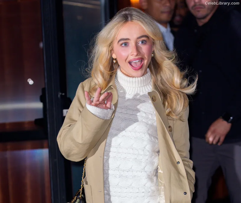 Sabrina Carpenter photo 2 of 6403