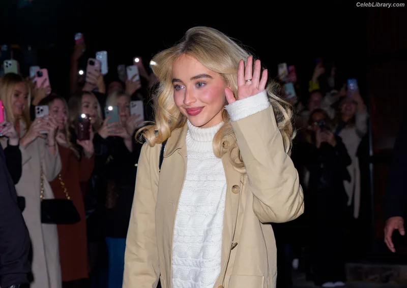 Sabrina Carpenter photo 4 of 6403