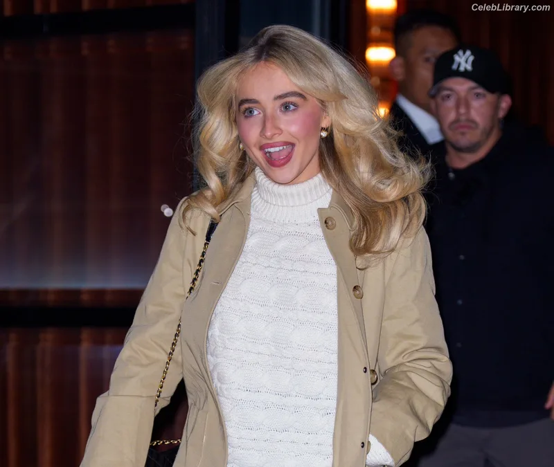 Sabrina Carpenter photo 6 of 6403