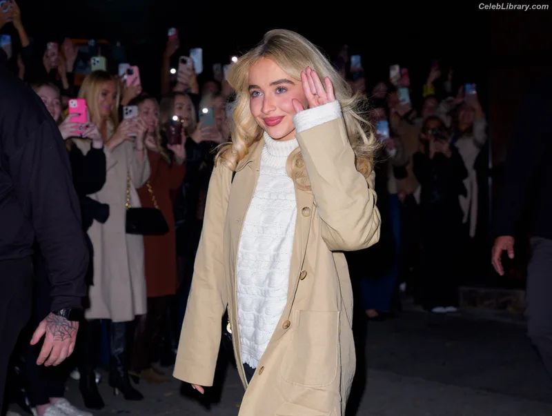 Sabrina Carpenter photo 8 of 6403