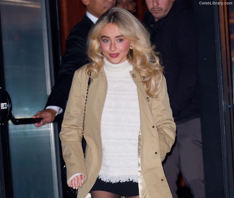 Sabrina Carpenter photo 17 of 6403