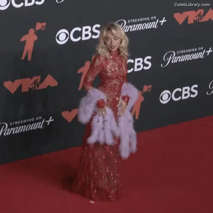Sabrina Carpenter photo 7 of 6403