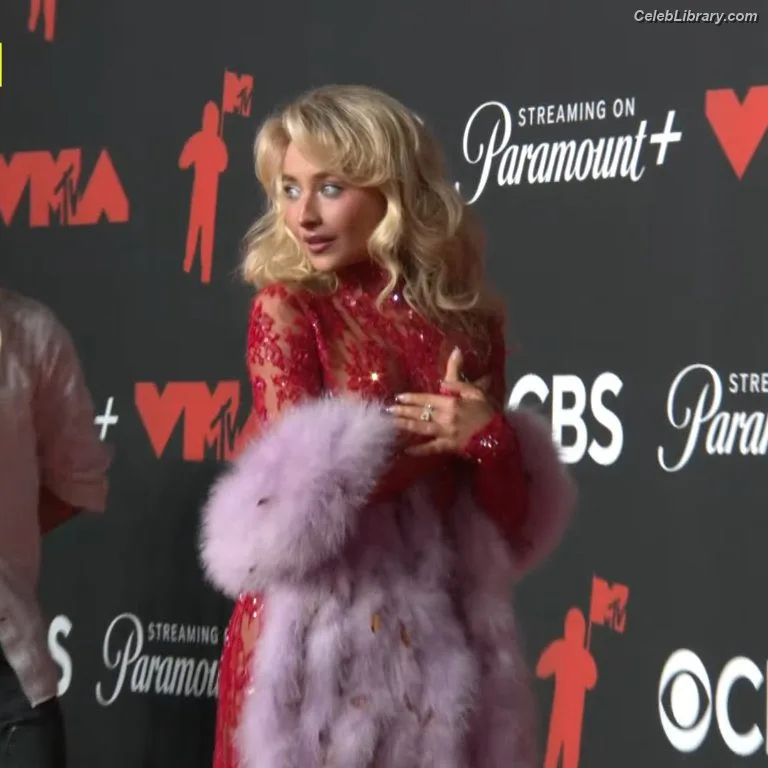 Sabrina Carpenter photo 10 of 6403