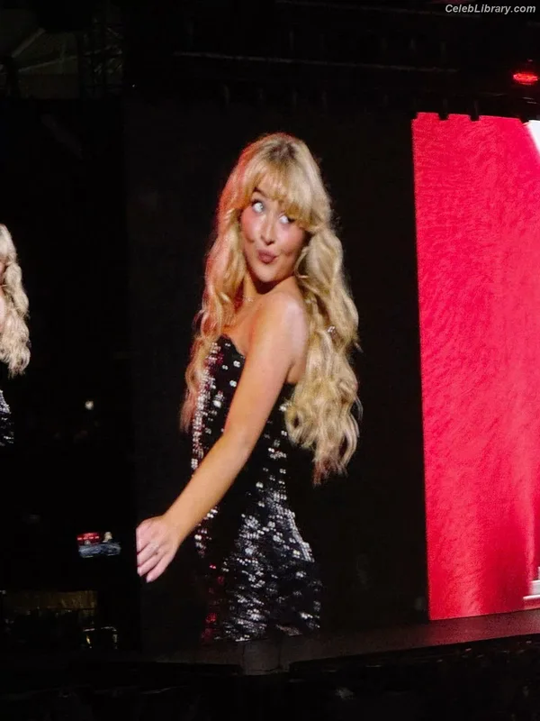 Sabrina Carpenter photo 3 of 6403