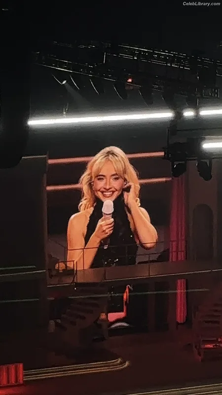 Sabrina Carpenter photo 22 of 6403