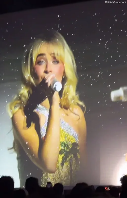 Sabrina Carpenter photo 18 of 6403