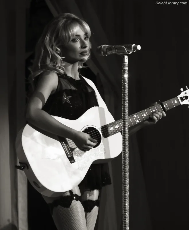 Sabrina Carpenter photo 24 of 6403