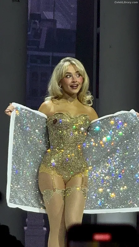 Sabrina Carpenter photo 3 of 6403