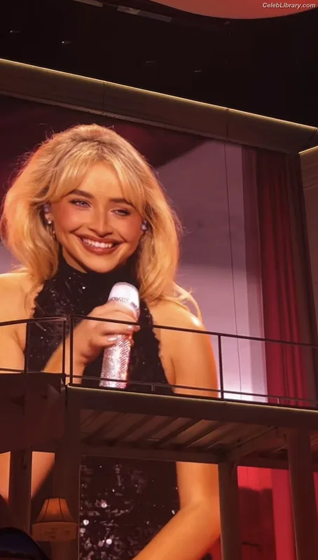 Sabrina Carpenter photo 14 of 6403