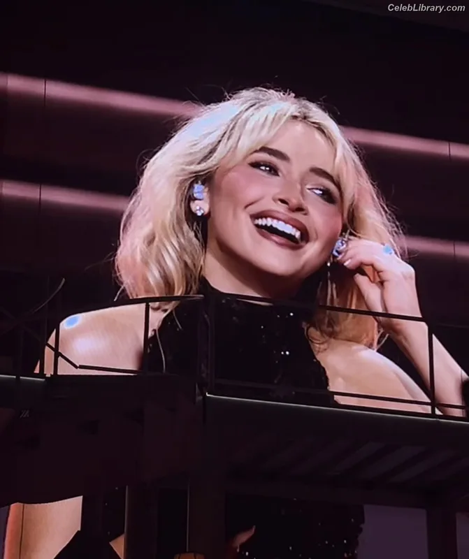 Sabrina Carpenter photo 16 of 6403