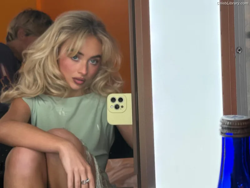 Sabrina Carpenter photo 24 of 6403