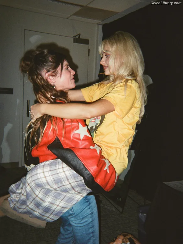 Sabrina Carpenter photo 8 of 6403