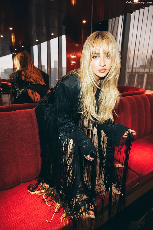 Sabrina Carpenter photo 14 of 6403