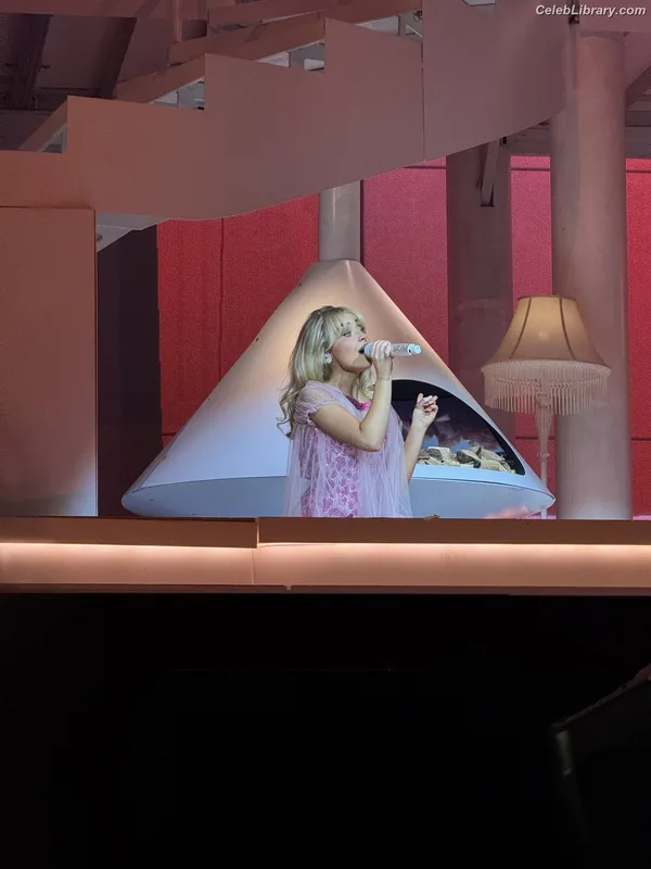 Sabrina Carpenter photo 17 of 6403