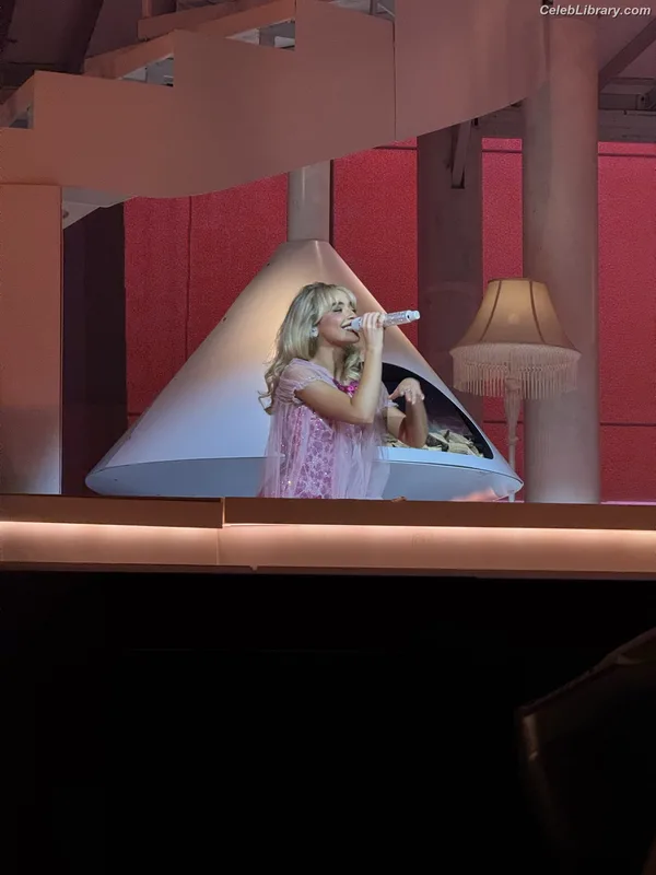 Sabrina Carpenter photo 19 of 6403