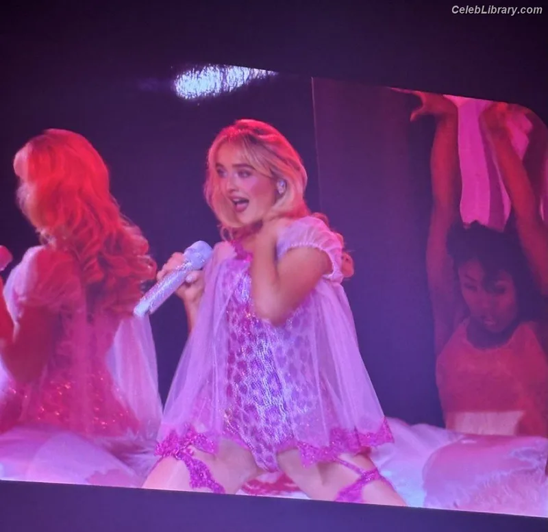 Sabrina Carpenter photo 4 of 6403
