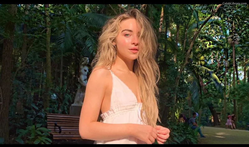 Sabrina Carpenter photo 6 of 6403