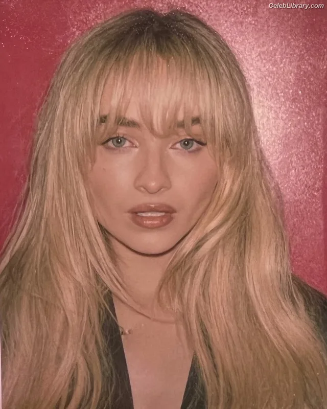 Sabrina Carpenter photo 1 of 6403