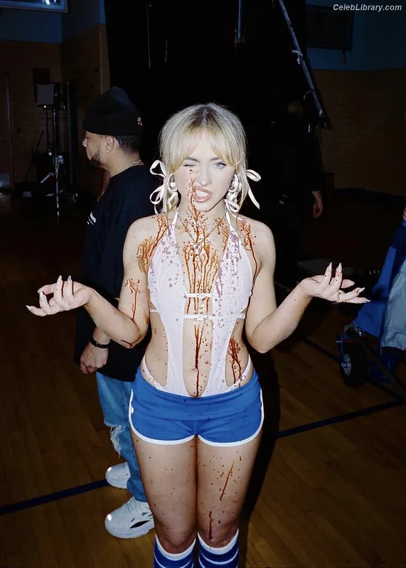 Sabrina Carpenter photo 3 of 6403