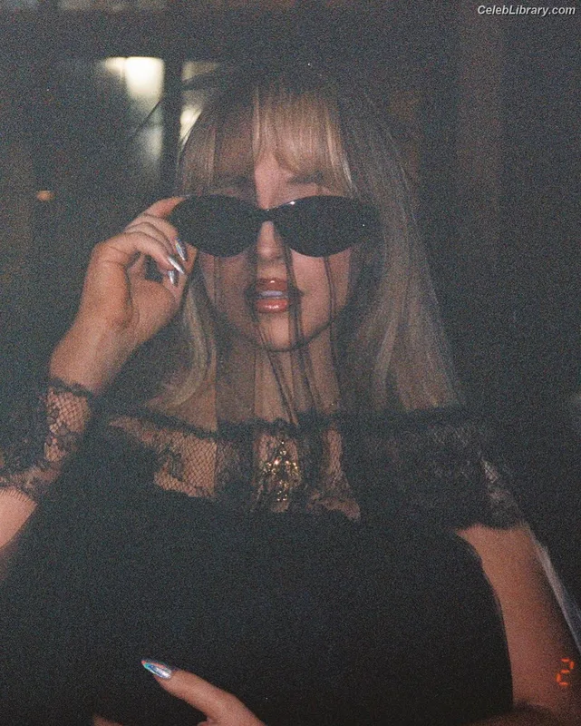 Sabrina Carpenter photo 7 of 6403