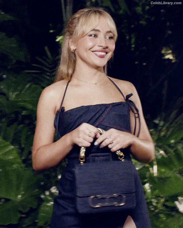 Sabrina Carpenter photo 3 of 6403
