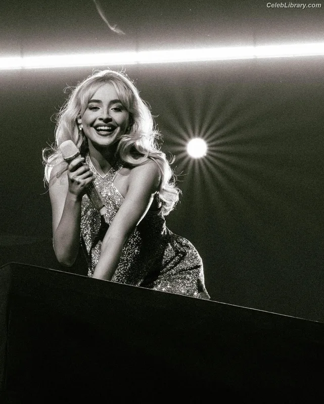 Sabrina Carpenter photo 9 of 6403