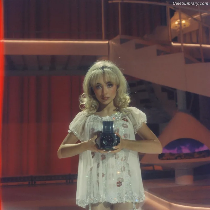 Sabrina Carpenter photo 3 of 6403