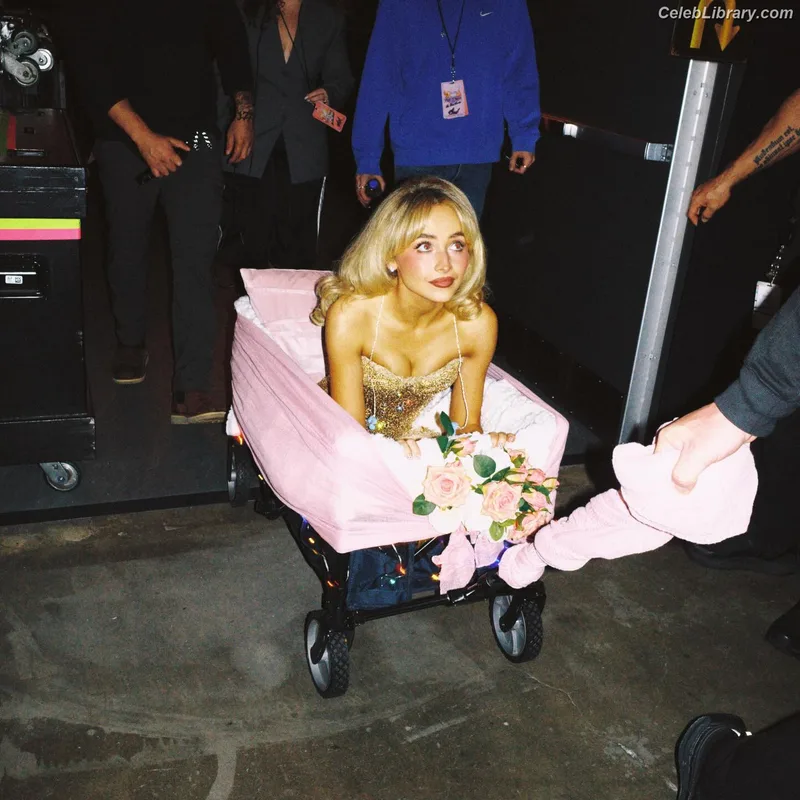 Sabrina Carpenter photo 6 of 6403