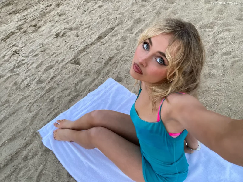 Sabrina Carpenter photo 19 of 6403