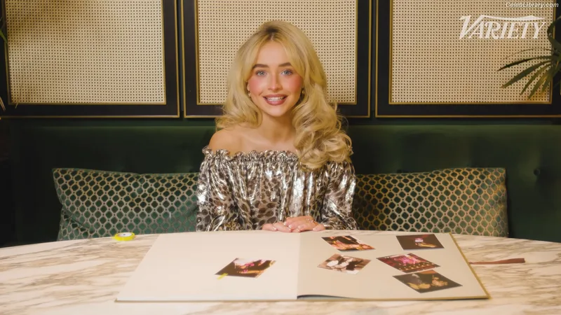 Sabrina Carpenter photo 1 of 6403
