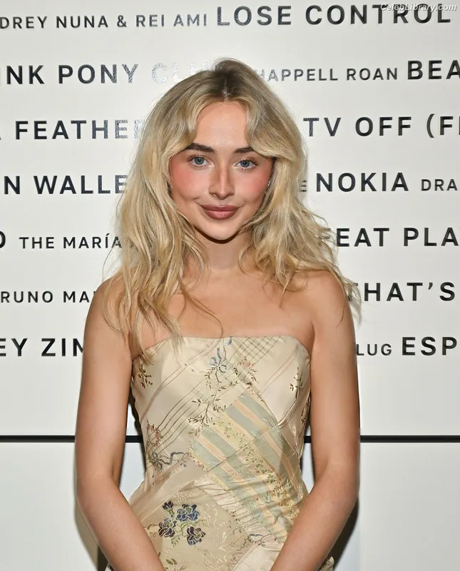 Sabrina Carpenter photo 1 of 6403