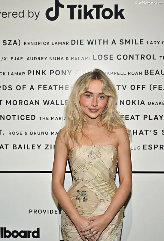 Sabrina Carpenter photo 2 of 6403