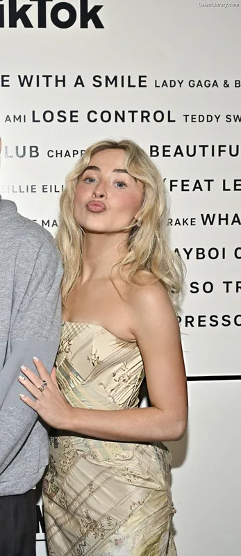 Sabrina Carpenter photo 3 of 6403