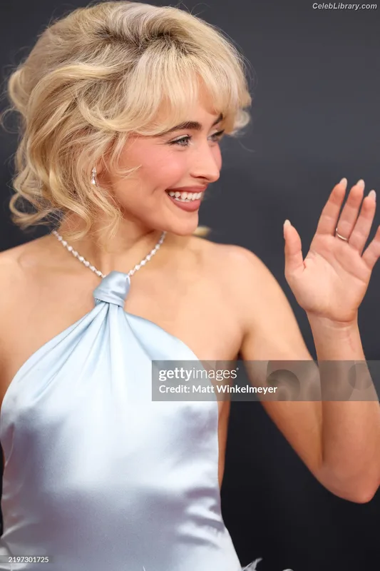 Sabrina Carpenter photo 2 of 6403