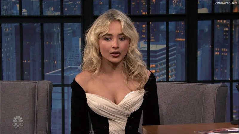 Sabrina Carpenter photo 3 of 6403