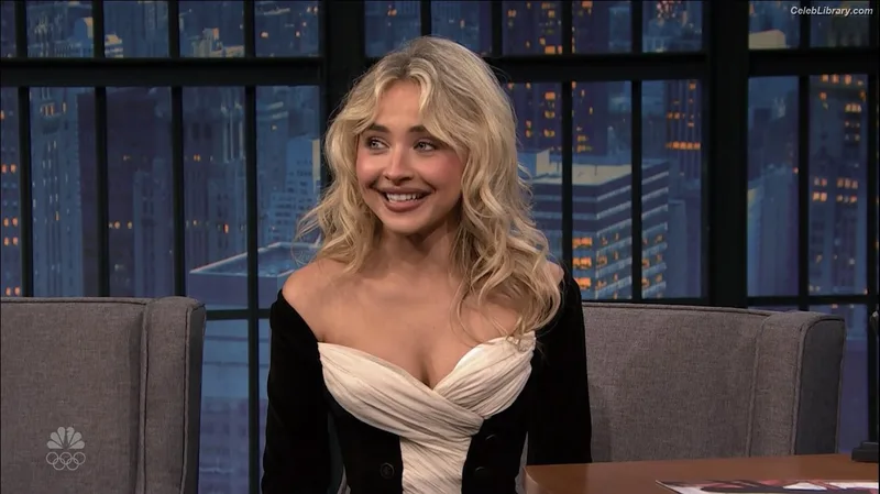 Sabrina Carpenter photo 4 of 6403