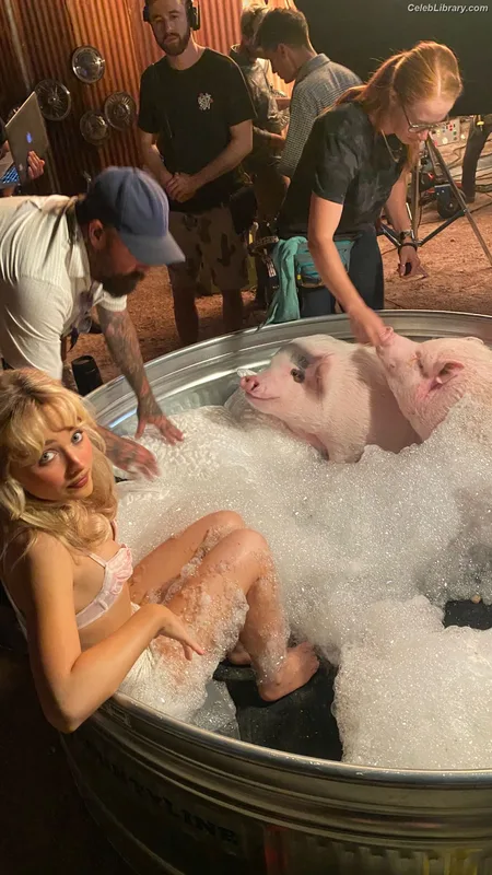 Sabrina Carpenter photo 22 of 6403