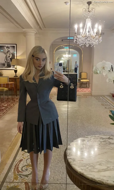 Sabrina Carpenter photo 3 of 6403