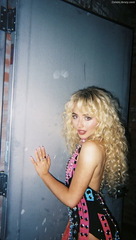 Sabrina Carpenter photo 7 of 6403