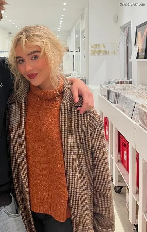 Sabrina Carpenter photo 15 of 6403
