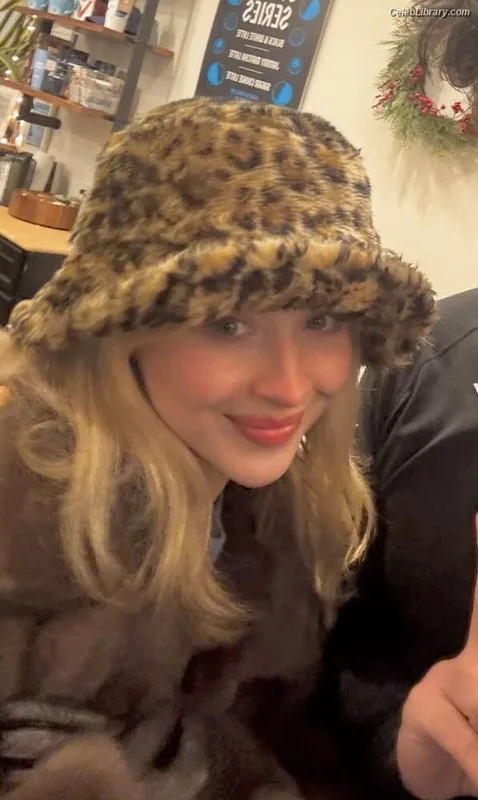 Sabrina Carpenter photo 21 of 6403
