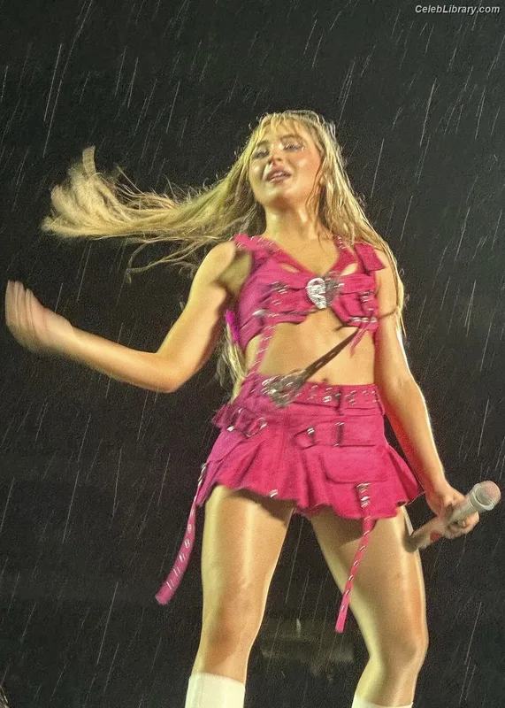 Sabrina Carpenter photo 1 of 6403