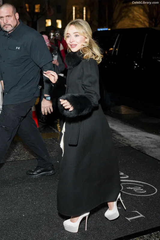 Sabrina Carpenter photo 9 of 6403