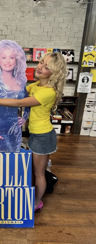 Sabrina Carpenter photo 22 of 6403