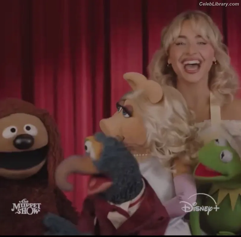 Sabrina Carpenter photo 1 of 6403