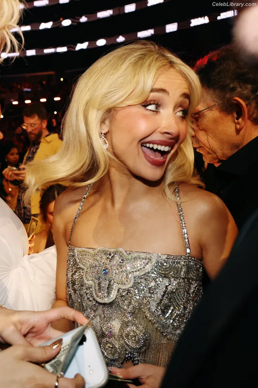 Sabrina Carpenter photo 8 of 6403